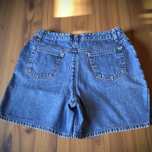 Denim shorts / high rise jean shorts w Belt buckles & 4 pockets
Sze 12 / Large - Picture 2 of 10